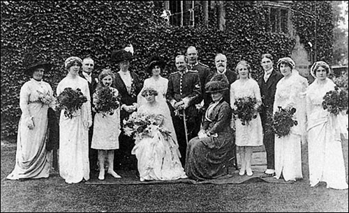 The wedding party at Mildred de Crespigny's wedding in 1913.
