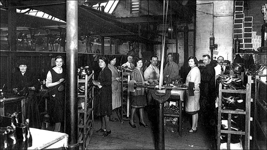 Photograph of operatives in the Shoe Room.