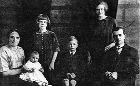 Stanly Simons and the family in which we grew up - mother, father and sisters
