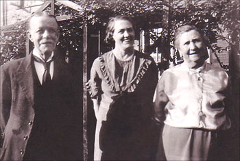 Photograph of Harry Holley with his wife and Daisy Small , the wife of Albert Holley