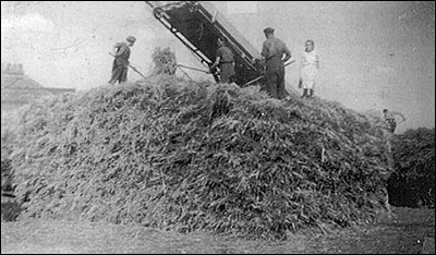 Burton Latimer - Denton threshing