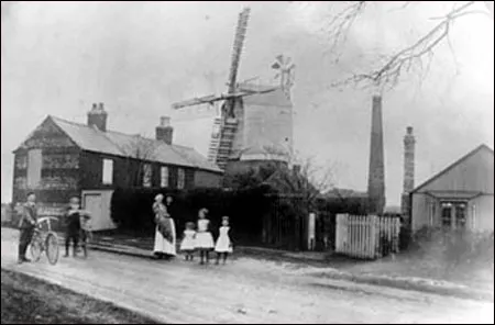 Burton Latimer - Windmill Cottages - Hodson Family - 1906